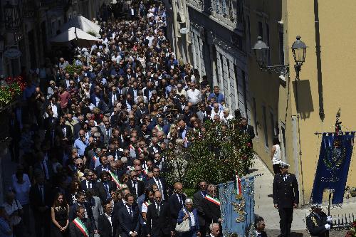 La folla che segue il feretro del presidente del Consiglio regionale, Ettore Romoli, in occasione delle esequie – Gorizia 16/06/2018